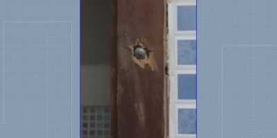 Estudante registrou imagem de câmera escondida em portal de madeira em escola em Bangu — Foto: Estudante registrou imagem de câmera escondida em portal de madeira em escola em Bangu — Foto: Reprodução/ TV Globo