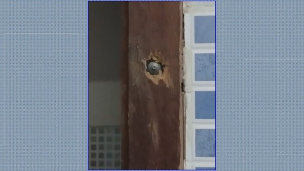 IMG_2261 - Diario do Povo Estudante registrou imagem de câmera escondida em portal de madeira em escola em Bangu — Foto: Estudante registrou imagem de câmera escondida em portal de madeira em escola em Bangu — Foto: Reprodução/ TV Globo