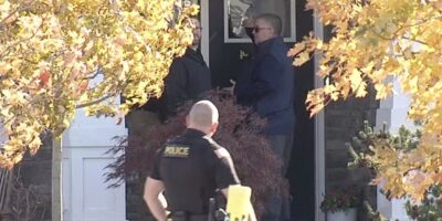 Investigadores entram em casa onde faxineira foi baleada nos EUA — Foto: WRTV/AP