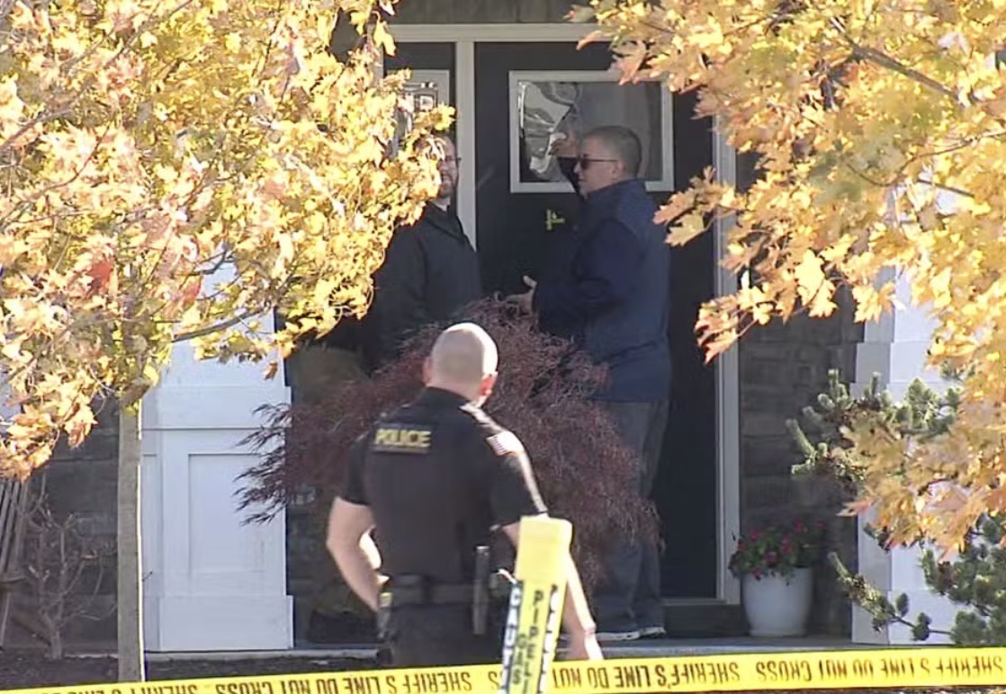 Investigadores entram em casa onde faxineira foi baleada nos EUA — Foto: WRTV/AP