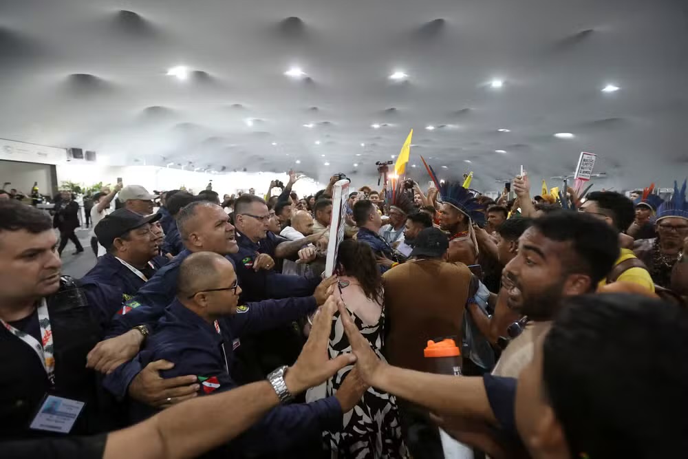 Protesto na COP — Foto: Anderson Coelho/Reuters
