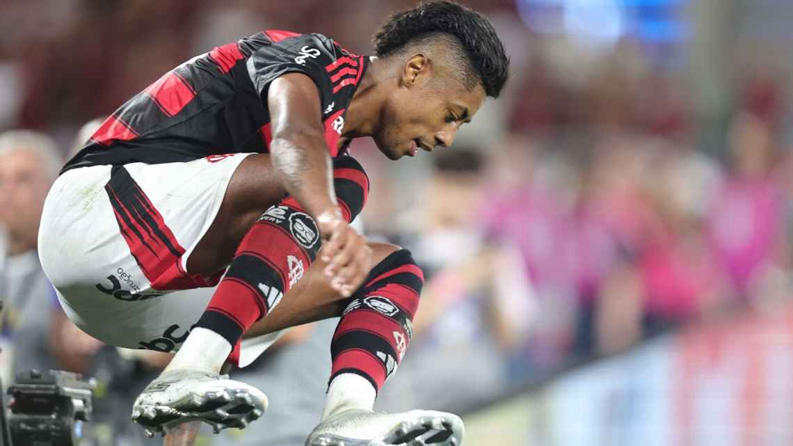 Bruno Henrique durante jogo entre Flamengo e Santos, pelo Brasileirão - Gilvan de Souza/Flamengo
