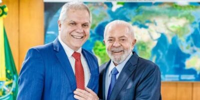 Alessandro Stefanutto, ex-presidente do INSS preso pela PF, com o presidente Lula.| Foto: Ricardo Stuckert/PR