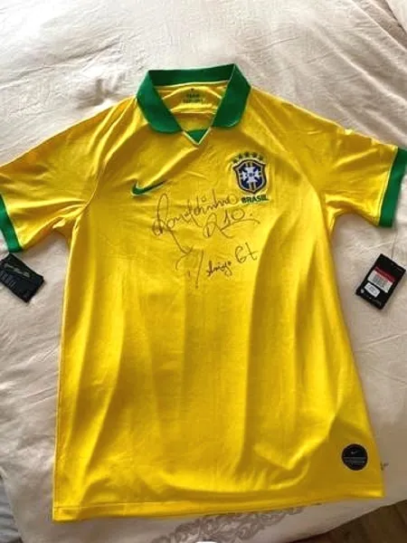 Foto de camiseta da seleção autografada por Ronaldinho achada em celular de traficante, segundo a PF Imagem: Polícia Federal/Reprodução