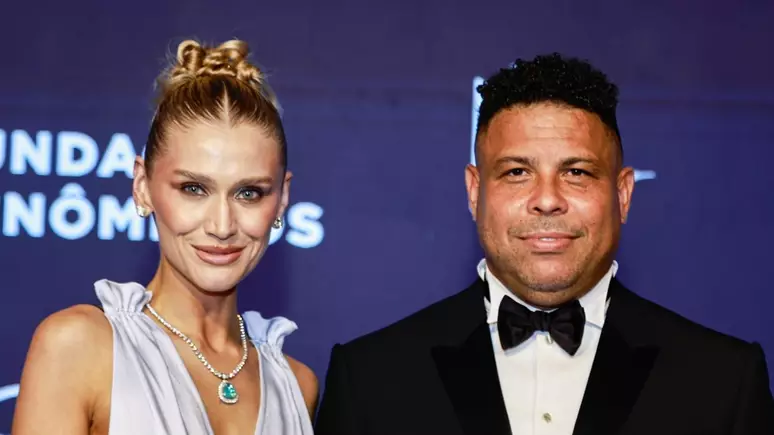 Celina Locks e Ronaldo Fenômeno em leilão beneficente, em 2024 Foto: Van Campos/AgNews