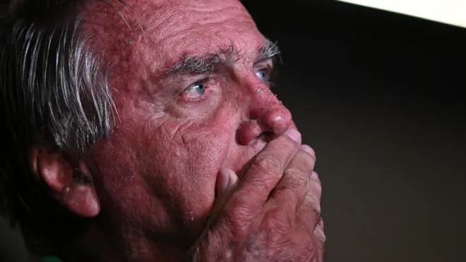 IMG_5830 - Diario do Povo Bolsonaro põem a mão na boca para evitar crise de soluços.