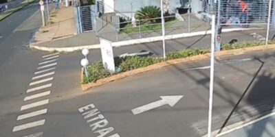 Homem espanca ex-namorada na portaria de condomínio em Ribeirão Preto, SP — Foto: Câmera de segurança