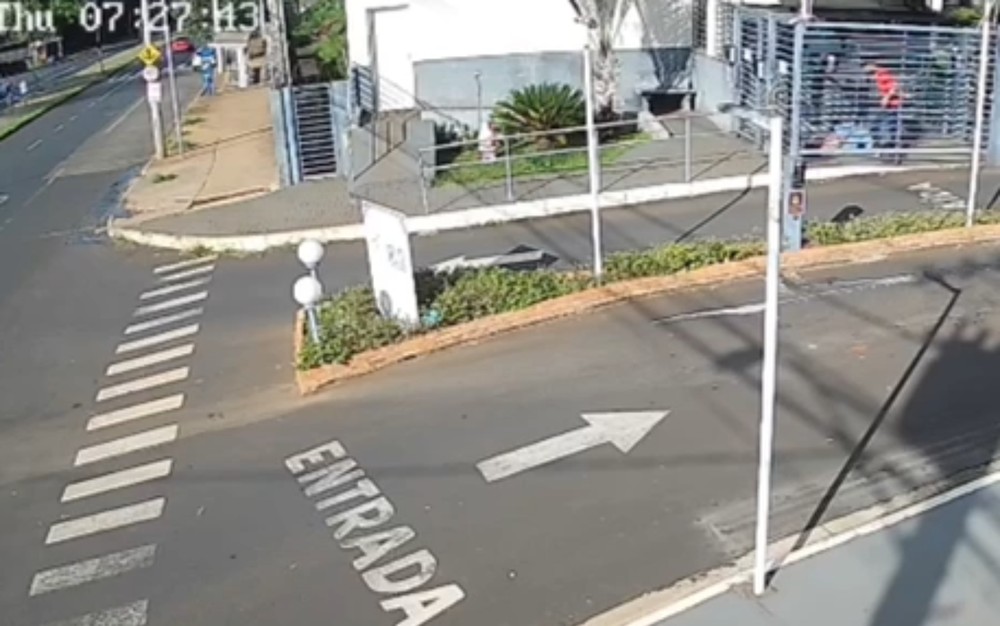 Homem espanca ex-namorada na portaria de condomínio em Ribeirão Preto, SP — Foto: Câmera de segurança