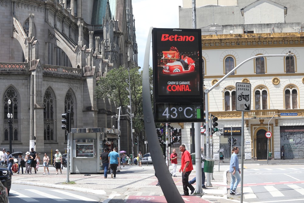 Termômetro de rua marca 43ºC na região central da capital paulista, na tarde desta sexta-feira (26) — Foto: RENATO S. CERQUEIRA/ATO PRESS/ESTADÃO CONTEÚDO