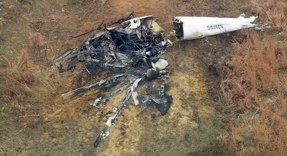 Helicóptero pegou fogo após bater com outra aeronave e cair nos EUA, em 28 de dezembro de 2025 — Foto: WPVI-TV/6ABC via AP