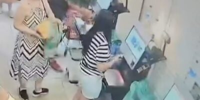 Mulher usou código de barra previamente recortado no terminal de autoatendimento — Foto: Reprodução