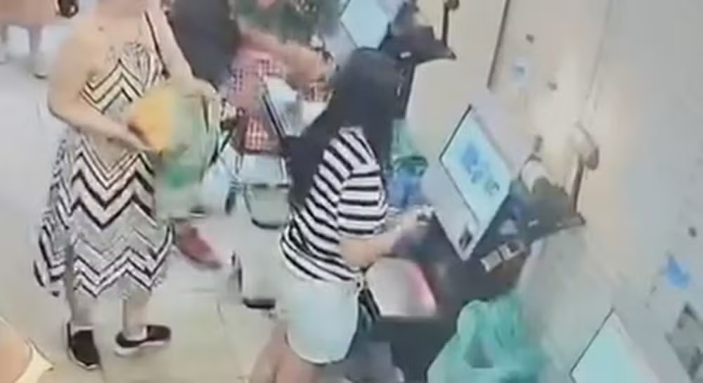 Mulher usou código de barra previamente recortado no terminal de autoatendimento — Foto: Reprodução