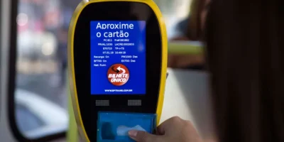 Passageira usa seu bilhete único em ônibus de São Paulo — Foto: Uriel Punk/Futura Press/Estadão Conteúdo