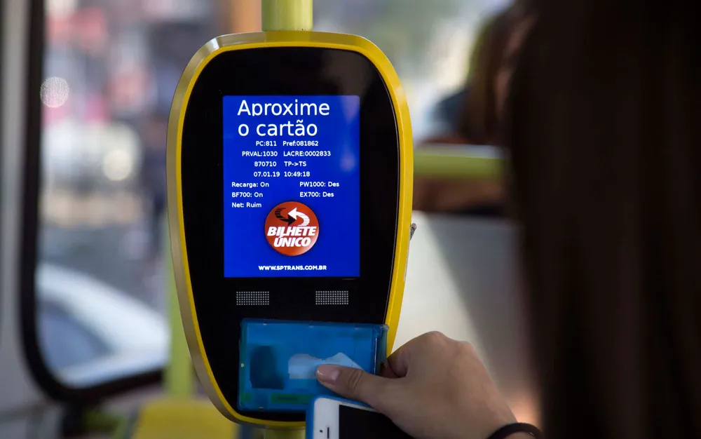 Passageira usa seu bilhete único em ônibus de São Paulo — Foto: Uriel Punk/Futura Press/Estadão Conteúdo