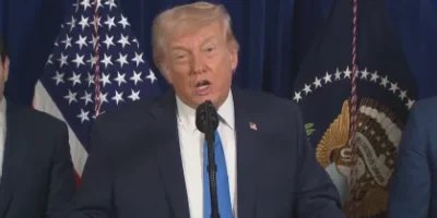 Trump realiza coletiva de imprensa após ataques dos EUA à Venezuela e captura de Maduro • Reprodução