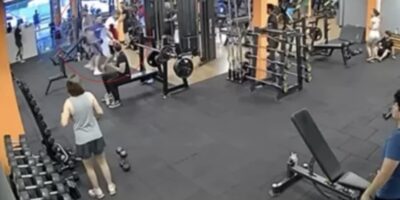 Suspeito está de azul e homem morto em academia veste camiseta vermelha e branca. 05.01.2026 Imagem: Reprodução / Redes Sociais