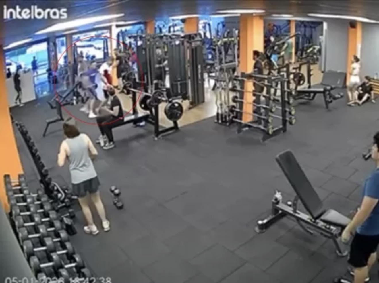 Screenshot - Diario do Povo Suspeito está de azul e homem morto em academia veste camiseta vermelha e branca. 05.01.2026 Imagem: Reprodução / Redes Sociais