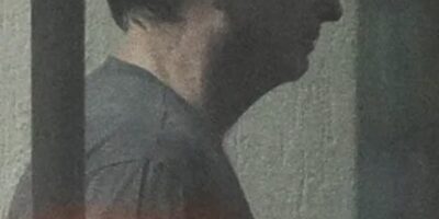 O ex-presidente Jair Bolsonaro (PL), preso na Superintendência da Polícia Federal em Brasília, após receber a visita da ex-primeira-dama Michelle Bolsonaro Imagem: Gabriela Biló/Folhapress