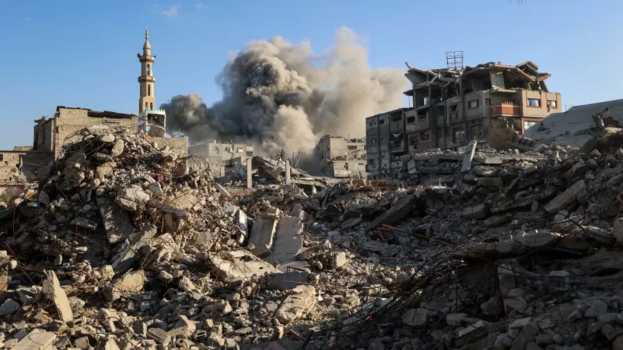 Fumaça sobe após um ataque israelense no centro da Faixa de Gaza, em 19 de outubro de 2025 Imagem: Eyad Baba / AFP