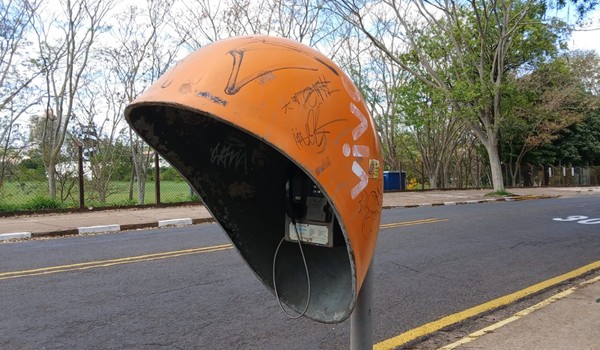 Orelhão localizado na Rua Uchôa Filho, próximo a Unesp de Presidente Prudente (SP) — Foto: Enzo Mingroni/g1