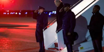 Donald Trump, desembarca do Air Force One na Base Aérea Conjunta Andrews, Maryland. Imagem: Anna Moneymaker / GETTY IMAGES NORTH AMERICA / Getty Images via AFP
