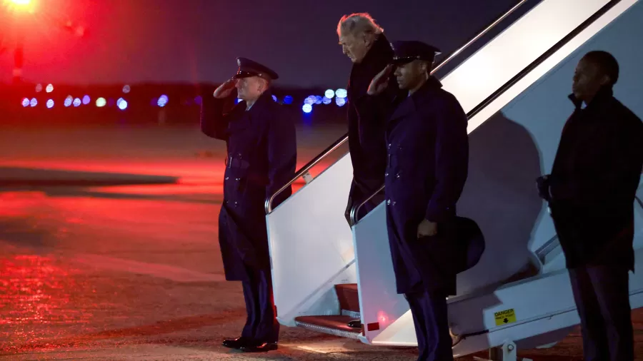 Donald Trump, desembarca do Air Force One na Base Aérea Conjunta Andrews, Maryland. Imagem: Anna Moneymaker / GETTY IMAGES NORTH AMERICA / Getty Images via AFP