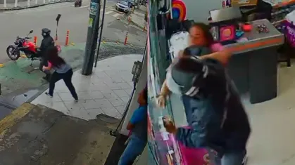 Imagens flagraram homem tentando assaltar sorveteria na Baixada Fluminense (RJ) • Reprodução