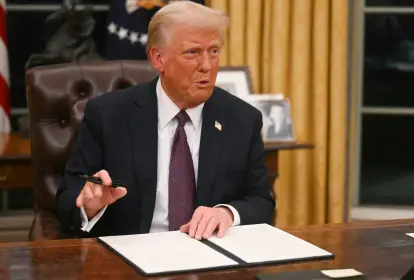 IMG_8709 - Diario do Povo Presidente dos EUA, Donald Trump, assinou decreto para retirar país da OMS no primeiro dia de seu segundo mandato, que completou um ano em janeiro de 2026. - (Jim Watson/AFP)