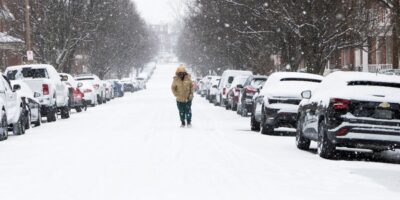 IMG_8934 - Diario do Povo Uma pessoa caminha por uma rua residencial coberta de neve em St. Louis, Missouri, EUA, em 24 de janeiro de 2026, enquanto uma forte nevasca cobre as ruas — Foto: REUTERS/Lawrence Bryant