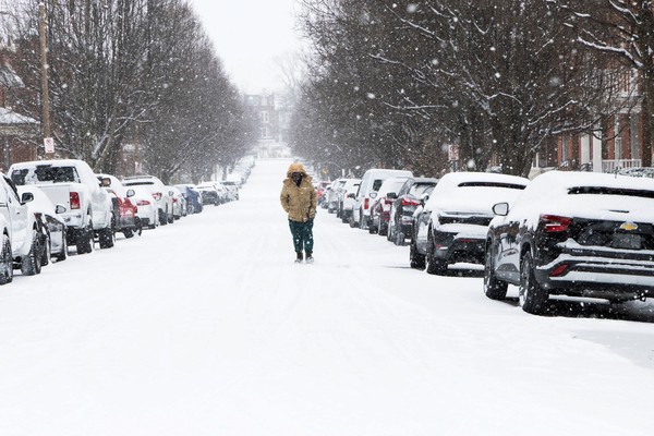 IMG_8934 - Diario do Povo Uma pessoa caminha por uma rua residencial coberta de neve em St. Louis, Missouri, EUA, em 24 de janeiro de 2026, enquanto uma forte nevasca cobre as ruas — Foto: REUTERS/Lawrence Bryant