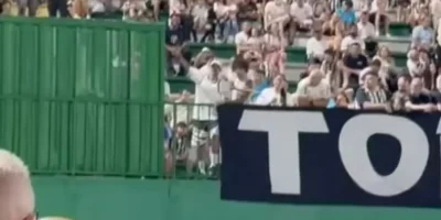 Torcedor do Santos imita avião em provocação à Chapecoense após derrota Foto: Reprodução/Instagram