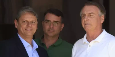 O senador Flávio Bolsonaro afirmou que só Tarcísio de Freitas pode falar sobre o adiamento da visita ao ex-presidente Jair Bolsonaro, que estava prevista para esta quinta-feira. Foto: Wilton Junior/Estadão / Estadão